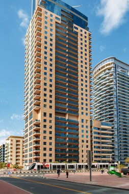 DUBAI, BAE - 15 Mart 2021 Dubai şehrinin mimarisi ve sokakları, Birleşik Arap Emirlikleri