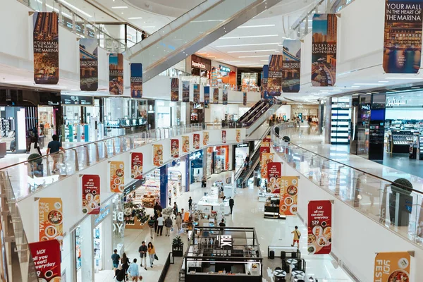 Dubai, Egyesült Arab Emírségek - MARCH 15, 2021: A Dubai Marina Mall bevásárlóközpont belsejében — Stock Fotó