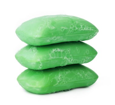 Beyaz arkaplanda izole edilmiş sabun çubuklarının ön görünümü