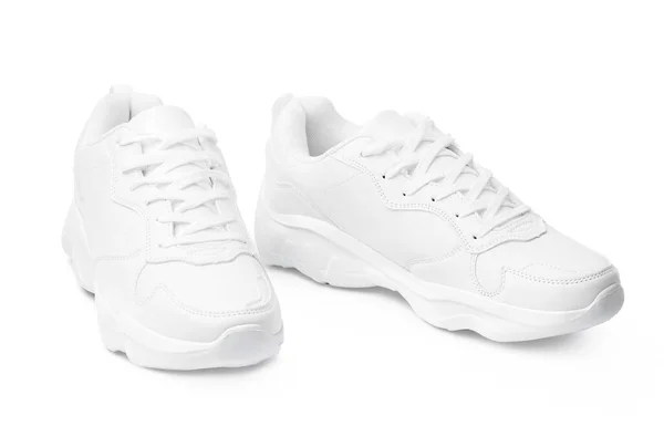 Nieuwe paar witte sneakers geïsoleerd op wit — Stockfoto