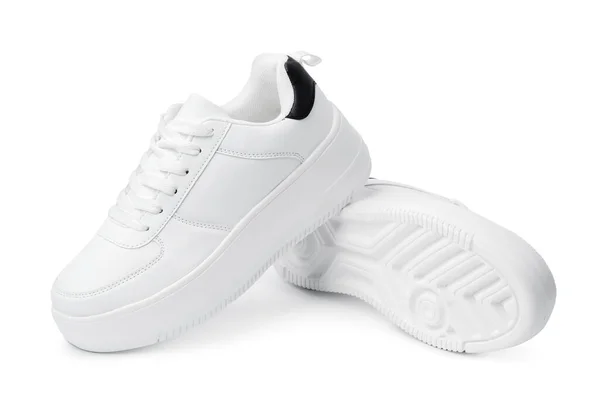 Nieuwe paar witte sneakers geïsoleerd op wit — Stockfoto