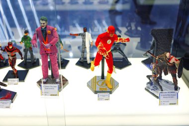 DUBAI, BAE - 15 Mart 2021: Marvel Iron Man çizgi romanlarından İntikamcılar 'ın süper kahraman karakter figürü Dubai Alışveriş Merkezi' nde sergilendi