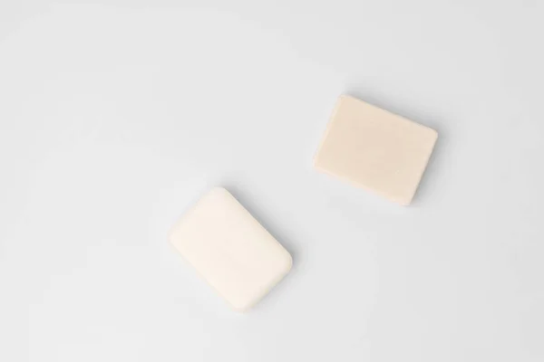 Biały pasek mydła izolowany na białym tle — Zdjęcie stockowe