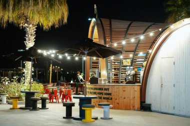 DUBAI, BAE - 15 Mart 2021: Gece vakti Dubai Marina 'nın yanındaki sokak kafesi