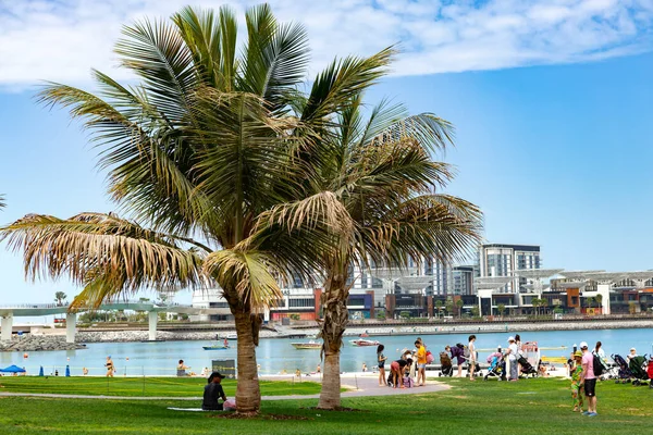 DUBAI, UAE - MARCH 15, 2021: Jumeirah Beach Residence népszerű strand Dubai — Stock Fotó