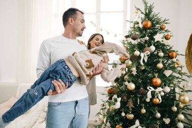 Mutlu aile evde Noel süslemeleri yapıyor.