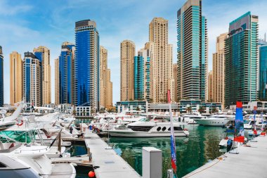 DUBAI, BAE - 15 Mart 2021: Yat ile Dubai Marina 'nın gezinti alanı