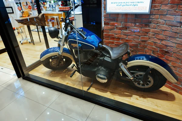 DUBAI, Émirats arabes unis - 15 MARS 2021 : La motocyclette bleue exposée à la vitrine du centre commercial Dubai — Photo