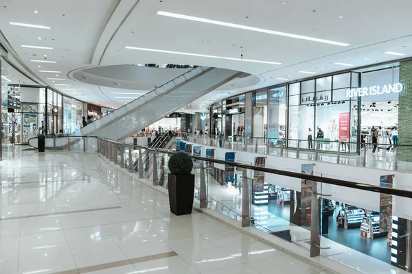 Dubai, UAE - MARCH 15, 2021: Inside of Dubai Marina Mall shopping center — Stock Photo, Image