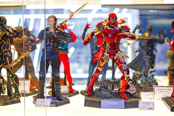 DUBAI, BAE - 15 Mart 2021: Marvel Iron Man çizgi romanlarından İntikamcılar 'ın süper kahraman karakter figürü Dubai Alışveriş Merkezi' nde sergilendi