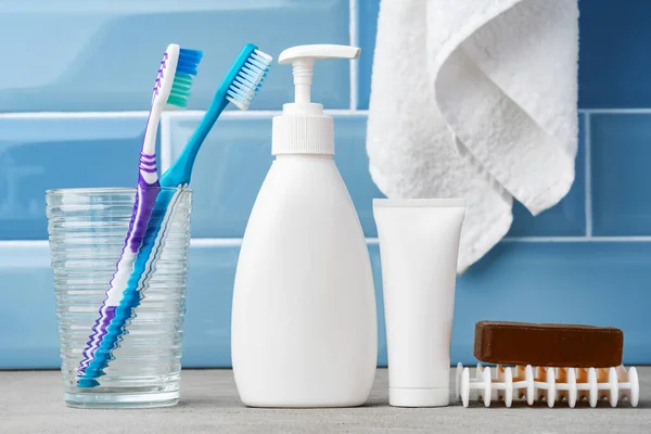Sabonetes e produtos de higiene pessoal na prateleira no banheiro azul — Fotografia de Stock