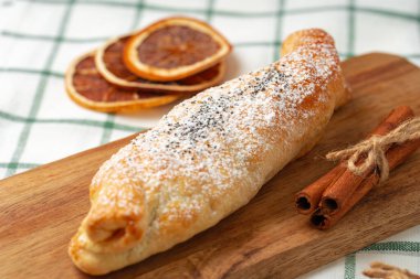 Geleneksel elmalı turta tahtada, kapat.