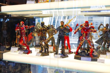 DUBAI, BAE - 15 Mart 2021: Marvel Iron Man çizgi romanlarından İntikamcılar 'ın süper kahraman karakter figürü Dubai Alışveriş Merkezi' nde sergilendi