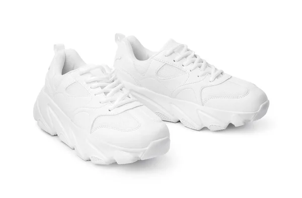 Nieuwe paar witte sneakers geïsoleerd op wit — Stockfoto