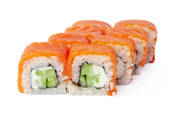 Classic philadelphia sushi roll z serem i ogórkiem izolowane na białym tle — Zdjęcie stockowe