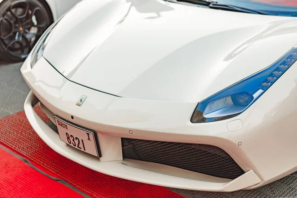 DUBAI, UAE - MARCH 15, 2021: White Lamborghini Aventador, 두 바이의 거리에 주차 — 스톡 사진
