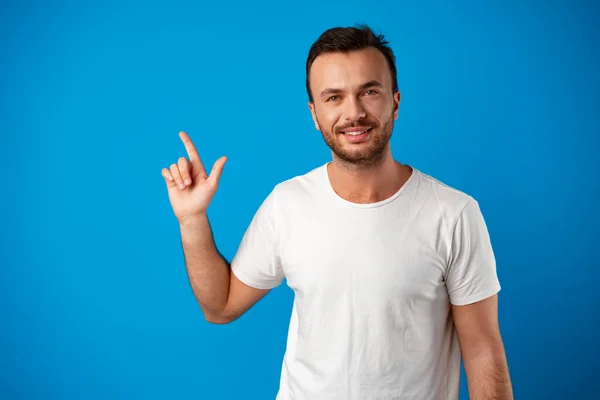 Mannelijke klant presenteert nieuw product, wijzende vinger naar kopieerruimte — Stockfoto