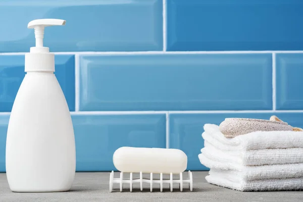 Jabón y artículos de tocador en estante en baño azul — Foto de Stock