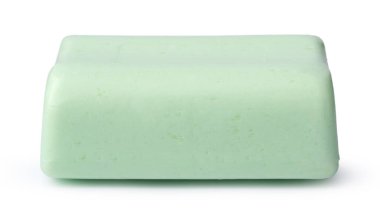 Beyaz arkaplanda izole edilmiş tek sabun çubuğu