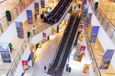 Dubai, BAE - 15 Mart 2021 Dubai Marina Alışveriş Merkezi içinde