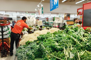 DUBAI, BAE - 15 Mart 2021: Emirates Alışveriş Merkezi 'nde süpermarket sebze gösterisi