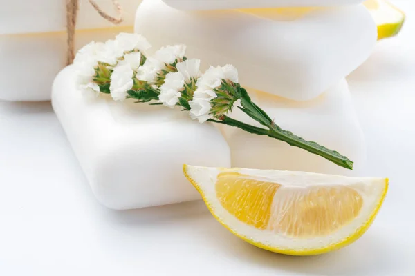 手作り石鹸と白い背景の上のレモン. — ストック写真