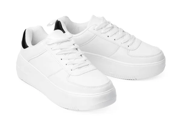 Nieuwe paar witte sneakers geïsoleerd op wit — Stockfoto