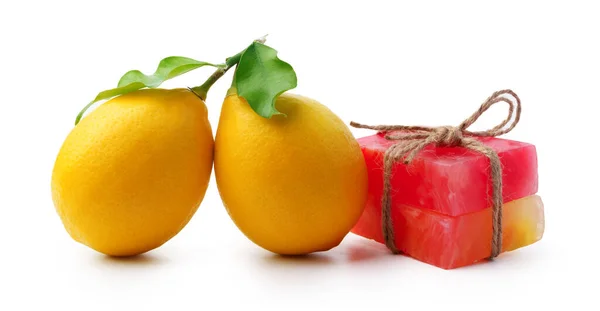 Ręcznie robione mydło cytrusowe i świeże owoce na białym tle — Zdjęcie stockowe