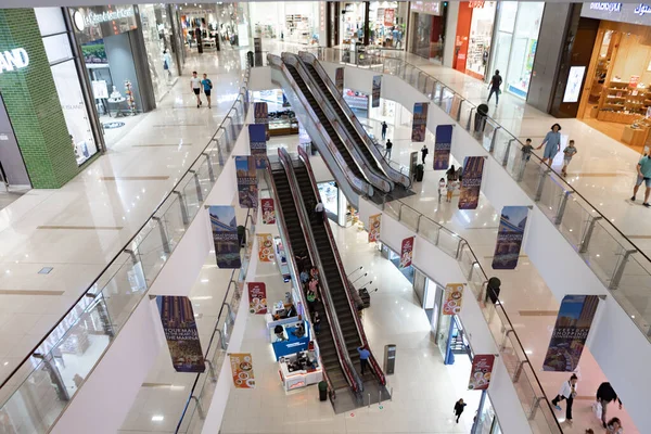 Dubai, Egyesült Arab Emírségek - MARCH 15, 2021: A Dubai Marina Mall bevásárlóközpont belsejében — Stock Fotó