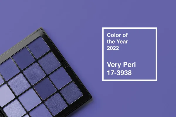 Make-up bunte Lidschattenpaletten isoliert auf lila Hintergrund — Stockfoto