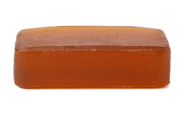 Beyaz arkaplanda izole edilmiş tek sabun çubuğu