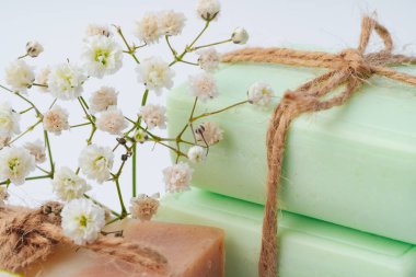 Beyaz yüzeyde çiçekli sabun çubukları