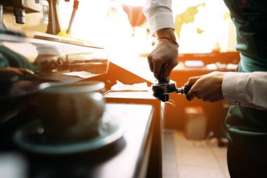 Kahve dükkanındaki müşterilere kahve hazırlayan baristaların ellerini kapat.