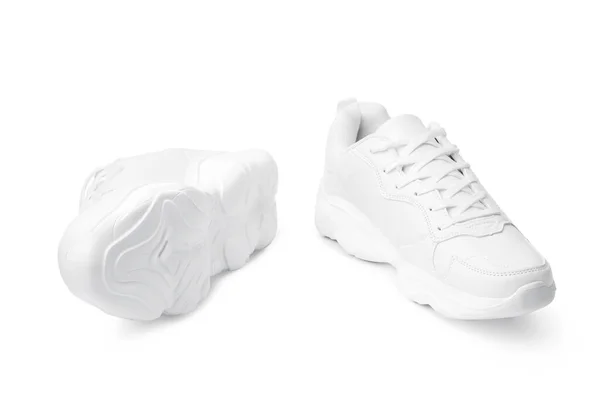 Nieuwe paar witte sneakers geïsoleerd op wit — Stockfoto
