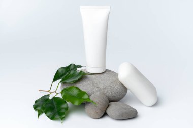 Beyaz arkaplanda spa taşları ve sabun