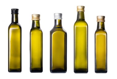 Beyaz üzerine izole edilmiş zeytinyağı şişeleri