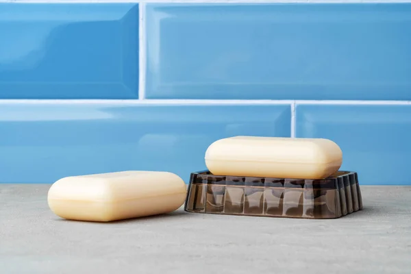 Fehér szappantartó műanyag edényen a kék fürdőszobában — Stock Fotó