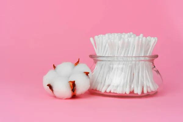 Auriculares higiénicos de algodón en copa de vidrio — Foto de Stock