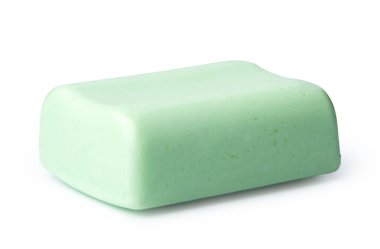 Beyaz arkaplanda izole edilmiş tek sabun çubuğu