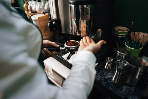 Kahve dükkanındaki müşterilere kahve hazırlayan baristaların ellerini kapat.