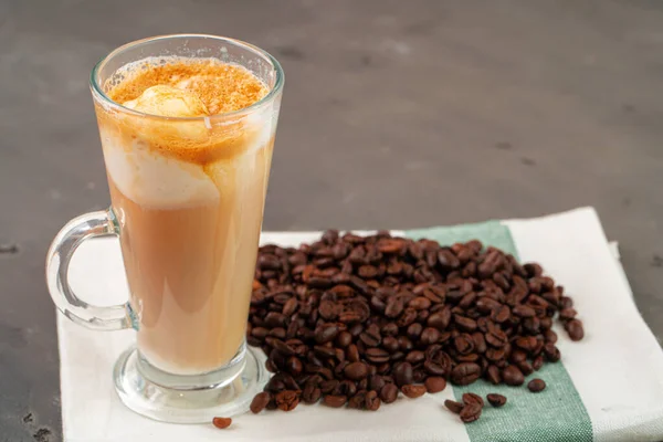 Bardakta servis edilen dondurmalı Affogato kahvesi. — Stok fotoğraf