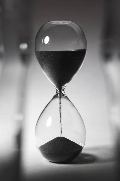 Foto en blanco y negro de reloj de arena de cerca — Foto de Stock