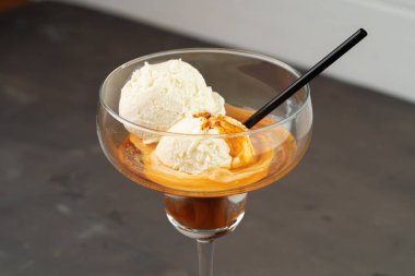 Bardakta servis edilen dondurmalı Affogato kahvesi.
