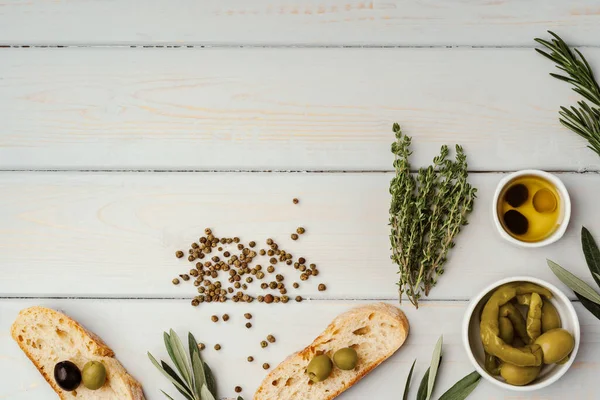 Хліб чіабати з оливковою олією на дерев "яному фоні. — стокове фото