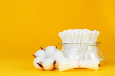 Cam bardakta hijyenik pamuk kulaklık.