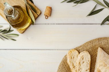 İtalyan ciabatta ekmeği ve ahşap zemin üzerinde zeytin yağı.