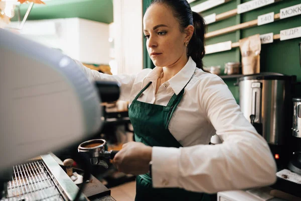 コーヒーを作る仕事で白人女性バリスタ — ストック写真