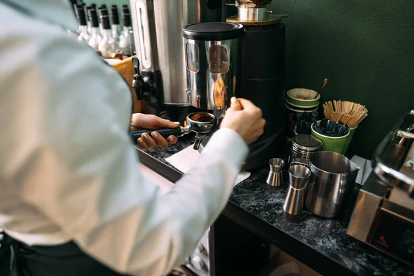 Barista kezek közelsége kávékészítés az ügyfél számára a kávézóban — Stock Fotó