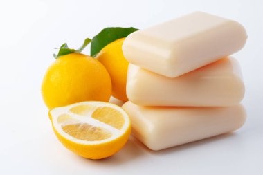 El yapımı sabun bar ve beyaz zemin üzerine limon.