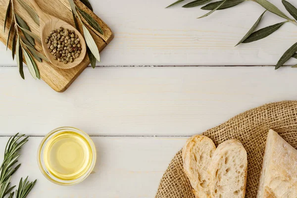 Italiaans ciabatta brood met olijfolie op houten ondergrond — Stockfoto